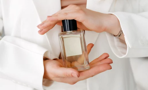 Λατρεύεις τη μυρωδιά του ταλκ; 5 πουδρέ αρώματα που θα κάνουν τους πάντες να αναρωτιούνται τι φοράς