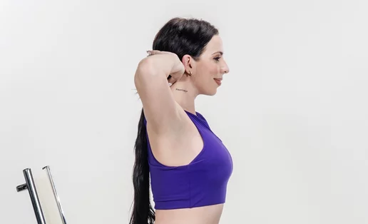 Σφιγμένος αυχένας | Κάνε αυτήν την απλή διάταση στο γραφείο σου