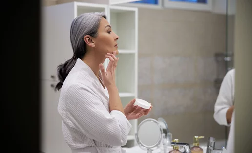 Οι skincare αλλαγές που κάθε γυναίκα θα πρέπει να κάνει μετά τα 50