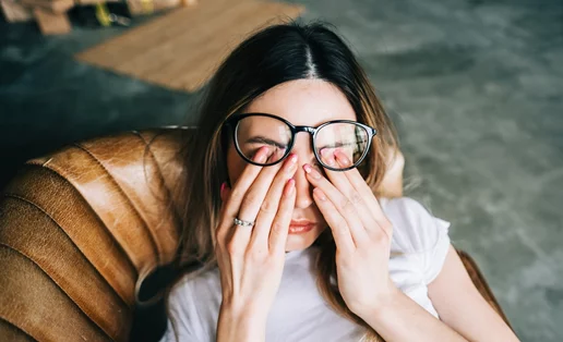 Γιατί νιώθω συνέχεια κουρασμένη; 8 πιθανοί ένοχοι