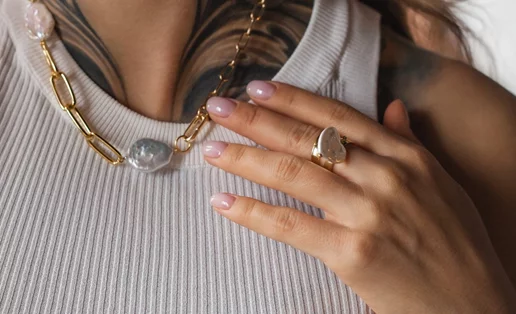 Αυτό το μανικιούρ δίνει αξεπέραστο στυλ στα κοντά νύχια