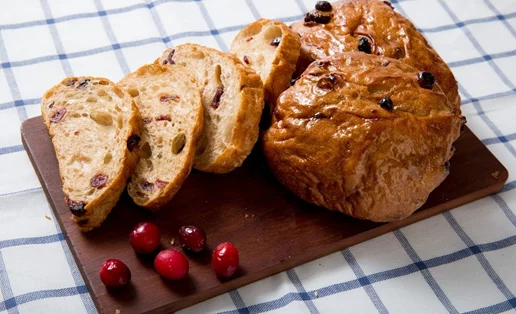 Σταφιδόψωμο με κουάκερ και μέλι: Η πιο υγιεινή εναλλακτική συνταγή ακόμα και για πρωινό