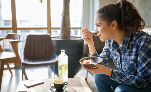 Γιαούρτι: Συνδύασέ το με αυτό το συστατικό για υγιές έντερο