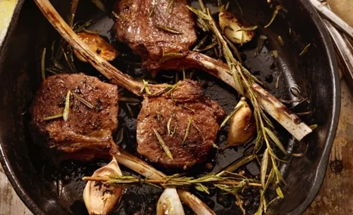 Σαν στα κάρβουνα: Πώς θα φτιάξεις λαχταριστά παϊδάκια στον φούρνο ή στο τηγάνι