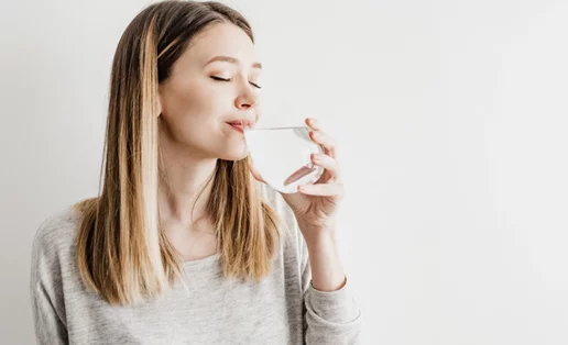 Πόσο νερό πρέπει να πίνουμε για να είμαστε υγιείς; Η επιστημονική απάντηση