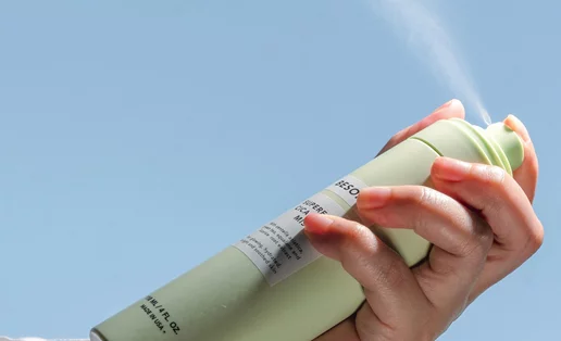 Ρολό αποσμητικό vs. αποσμητικό σπρέι: Ποια είναι τελικά η διαφορά τους;