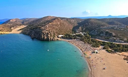 Η εξωτική παραλία που απέχει λιγότερο από 1 ώρα από το κέντρο της Αθήνας