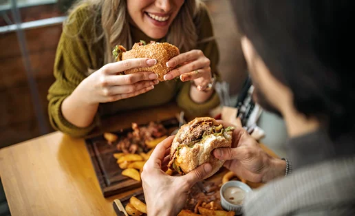 Τρως συνεχεία έξω; Μελέτη αποκαλύπτει τους κινδύνους υγείας της συνήθειας αυτής