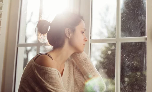 "Μα, δε φαίνεσαι να έχεις κάτι" - Η εξομολόγηση μιας κοπέλας σαν εμάς που πάσχει από μια "αόρατη" ασθένεια