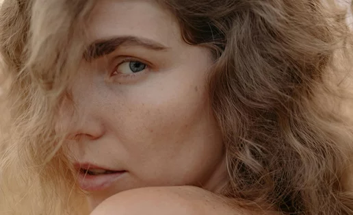 3 λάθη που προκαλούν κηλίδες στο δέρμα