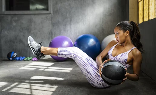 Full πρόγραμμα 45 λεπτών για να γυμνάσεις το κάτω μέρος του σώματός σου από το σπίτι