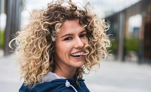 Φυσικά σγουρά μαλλιά: Οι top συμβουλές για τις πιο καλοσχηματισμένες μπούκλες