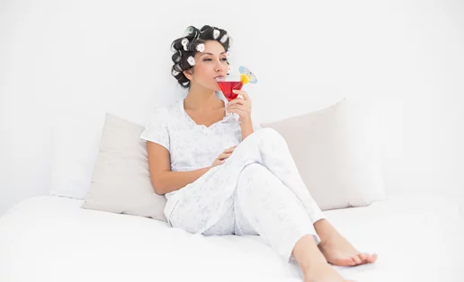 Τι είναι το sleepy girl mocktail; Μπορεί να ωφελήσει τον ύπνο σου;