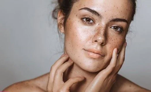 8 απλοί τρόποι για να ενυδατώνεις το πρόσωπό σου εύκολα μέσα στη μέρα