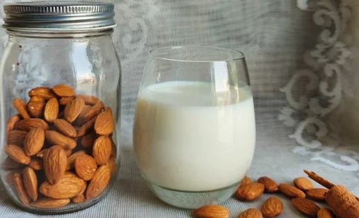 Πώς θα φτιάξεις μόνη σου γάλα αμυγδάλου