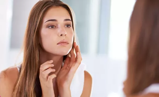 Πώς θα εντάξεις το σαλικυλικό οξύ στην skincare ρουτίνα σου ώστε να απαλλαγείς από τα ενοχλητικά σπυράκια