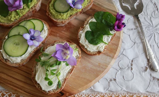 It's a vibe! H νέα σικ τάση που θα απογειώσει τη διατροφή σου είναι τα βρώσιμα λουλούδια