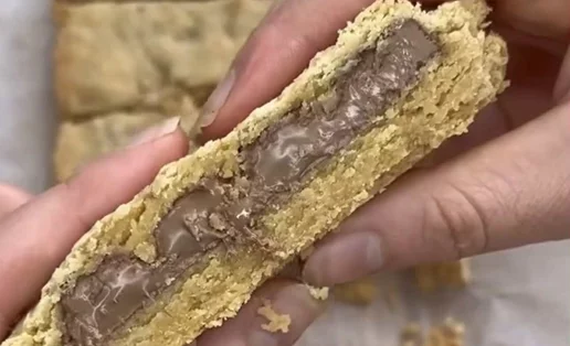 Συνταγή για το πιο λαχταριστό μπισκοτοκέικ με γέμιση σοκολάτας - χωρίς μίξερ