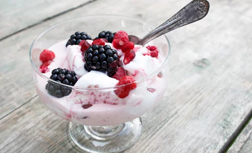 Γιαούρτι με φρούτα του δάσους: Πώς θα φτιάξεις την πιο υγιεινή εκδοχή του στο σπίτι, πανεύκολα