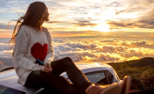 Αντίο Clean Girl, καλωσήρθες Cloud Girl: Πώς να φορέσεις την πιο "wellness" απόχρωση του 2026