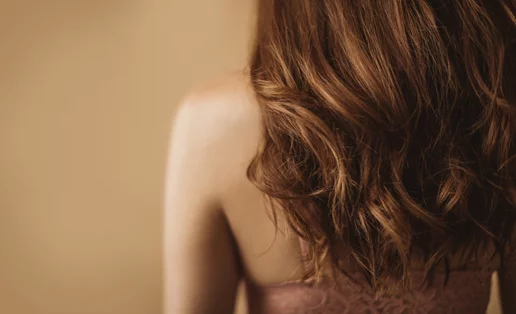 Φθινοπωρινό balayage για καστανά μαλλιά: Η τεχνική που επαναφέρει τη φυσική λάμψη - Πώς να το ζητήσεις