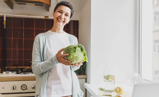 Είσαι 50+; Πώς η υγιεινή διατροφή μπορεί να επιβραδύνει τη γήρανση (και να παρατείνει τη ζωή σου)