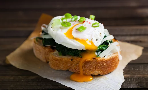 Αυγό: Να επιλέξεις μόνο το ασπράδι ή ολόκληρο; Τι προτείνει η ειδικός;