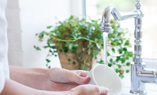 Τι είναι το έκζεμα, γιατί συμβαίνει, πώς αντιμετωπίζεται - και γιατί το λένε «δερματίτιδα της νοικοκυράς»;