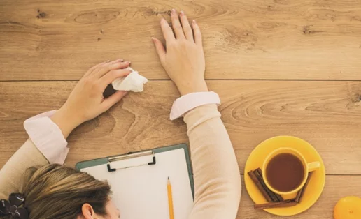 Κόλλησες ίωση, έχεις γρίπη, ιγμορίτιδα, επιπεφυκίτιδα ή πονάει η πλάτη σου; Να πας στη δουλειά ή όχι;