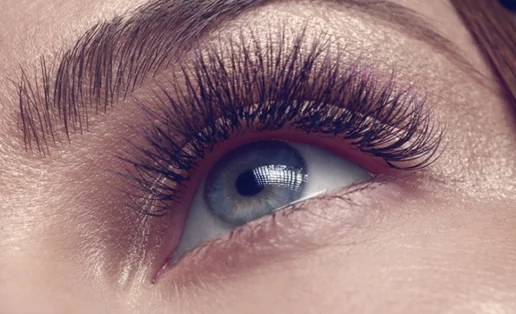 Γιατί πέφτουν οι βλεφαρίδες μου; Oι 5 συνήθειες που το προκαλούν