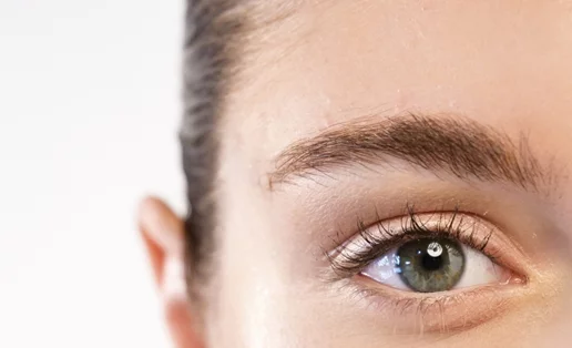 Οι δύο γρήγοροι τρόποι για να «σβήσεις» τις επίμονες σακούλες κάτω από τα μάτια