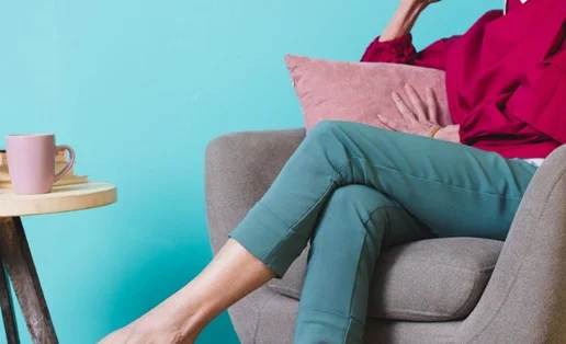 Γιατί πονάς όταν κάθεσαι; Τι είναι η κύστη κόκκυγος, σε τι οφείλεται και πώς θεραπεύεται