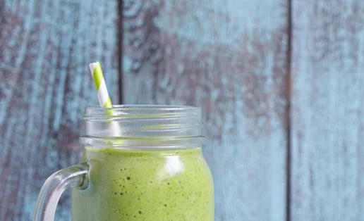 3 συνταγές για επίπεδη κοιλιά (το smoothie, το τοστ, η βρόμη)