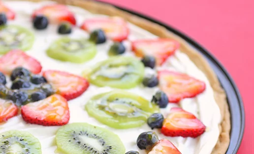 Πώς θα φτιάξεις παιδική πίτσα χωρίς ψήσιμο με ταχίνι και φρούτα!