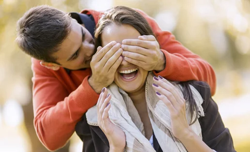 Ευτυχισμένα ζευγάρια: AΥΤΟ είναι το #1 πράγμα που κάνουν (λέει έρευνα)