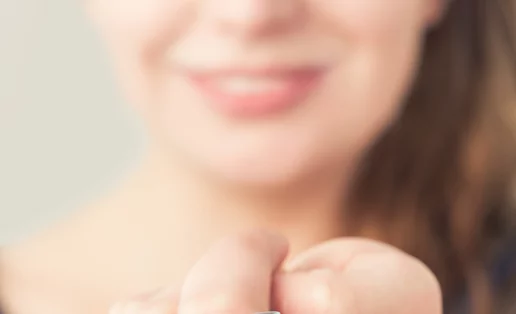 Τι κινδύνους κρύβουν οι έγχρωμοι φακοί επαφής;