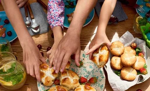 Πόσες είναι οι θερμίδες στο πασχαλινό τραπέζι την Κυριακή του Πάσχα;