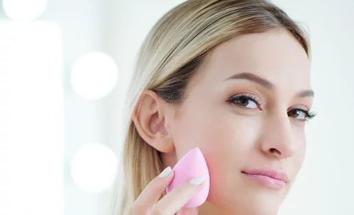 Η τεχνική μακιγιάζ για αψεγάδιαστη βάση σε 7 βήματα