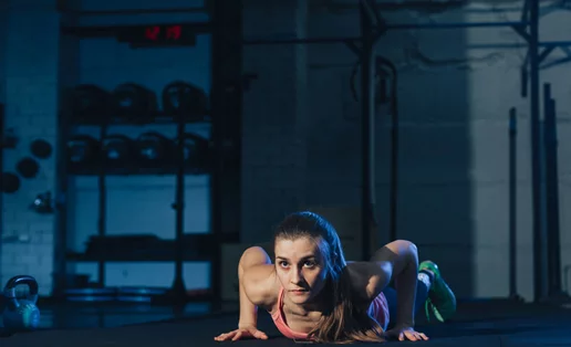 Kάνε burpee με μπουνιά και δυνάμωσε όλο το σώμα