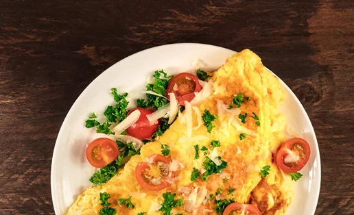Ομελέτα με ντομάτες και φέτα (109 θερμίδες)