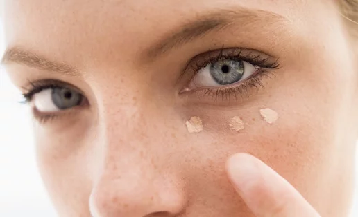 Τι κονσίλερ να πάρω; Η beauty editor τα δοκίμασε όλα και συστήνει τα 4 καλύτερα κονσίλερ