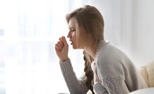 Επίμονος βήχας; 4 πιθανές αιτίες και η λύση