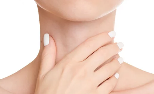 Τρόποι για να ανακουφιστείς από τον πονόλαιμο του καλοκαιριού