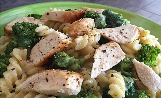 Φουσίλι με κοτόπουλο, μπρόκολο και σάλτσα αλφρέντο light από το διατροφολόγο Μάνο Δημητρούλη