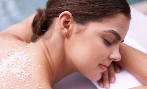 Το πανεύκολο scrub σώματος με αλάτι που θα σε ενθουσιάσει