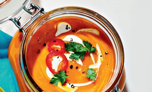 Ταϊλανδέζικη σούπα με κάρυ, καρύδα και κολοκύθα για να πάρεις μαζί σου