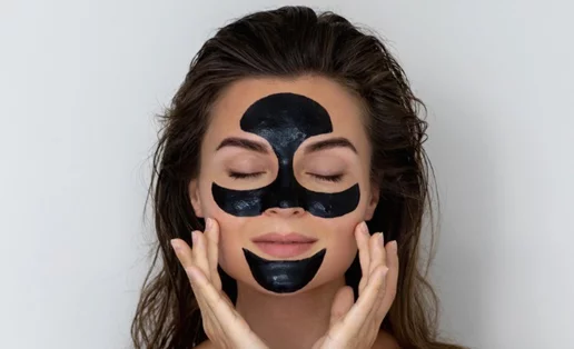 Μαύρη μάσκα προσώπου: 4 επιλογές με ενεργό άνθρακα για τέλεια επιδερμίδα