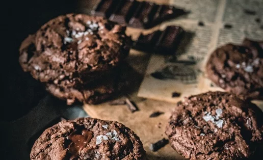 Vegan μπισκότα σοκολάτας με σταγόνες σοκολάτας και νιφάδες θαλασσινού αλατιού