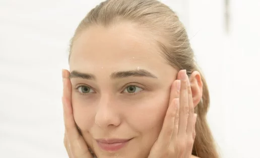 5 ερωτήσεις για την ακμή (τι να κάνεις αν επιμένει; υπάρχει θεραπεία χωρίς φάρμακα; κ.ά.)