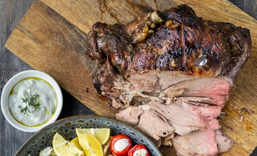 Πασχαλινό τραπέζι: Γιατί ΔΕΝ πρέπει να μαζευτούμε παρέες